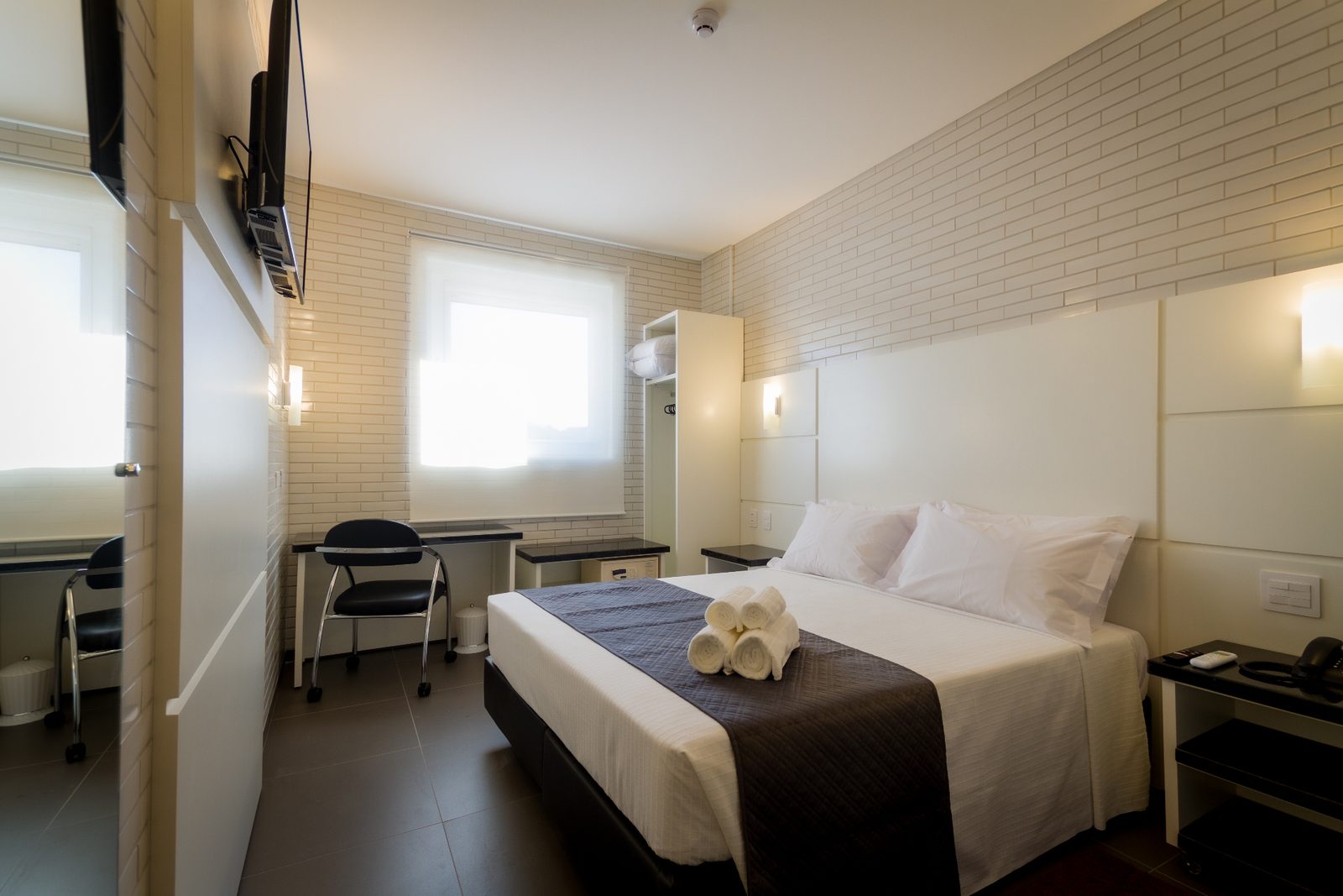 Apartamento Standard Casal com cama de casal, TV smart e bancada — Hotel Confiance Barigui