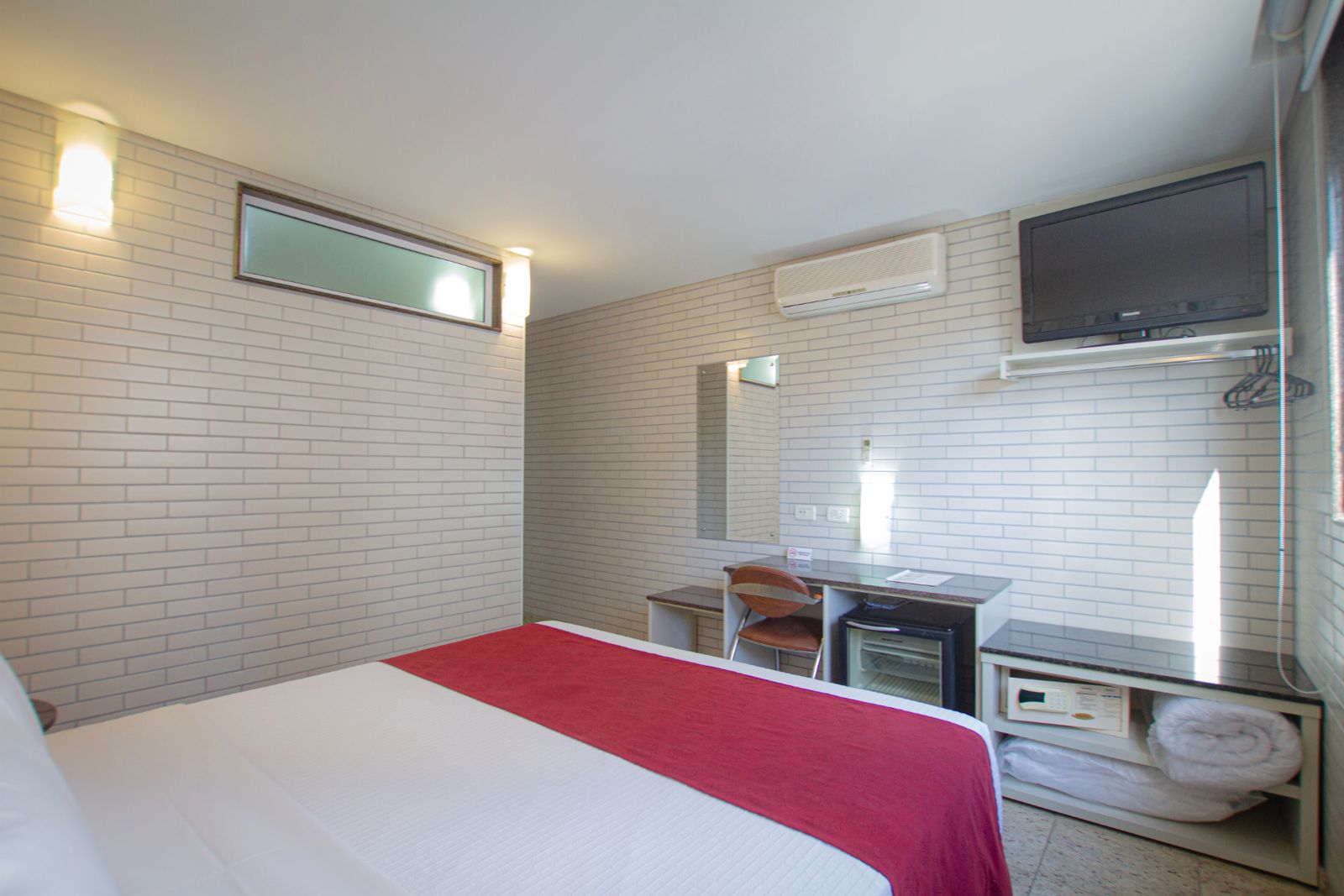 Standard Casal com TV, ar-condicionado split, frigobar e escrivaninha — Hotel Confiance Batel