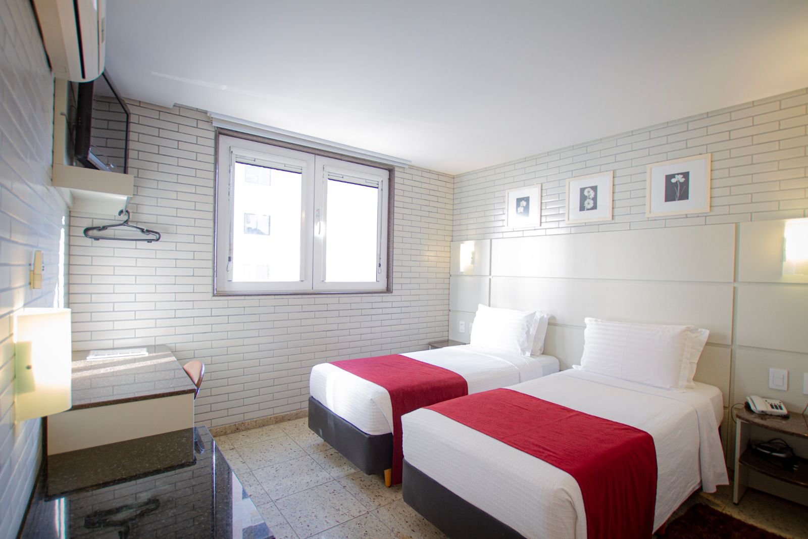 Apartamento Standard Twin com duas camas de solteiro e janela ampla — Hotel Confiance Batel