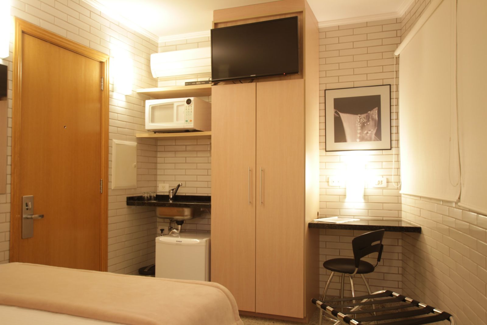 Standard Casal com TV, ar-condicionado split, micro-ondas, frigobar, armário e escrivaninha — Hotel Confiance Centro Cívico