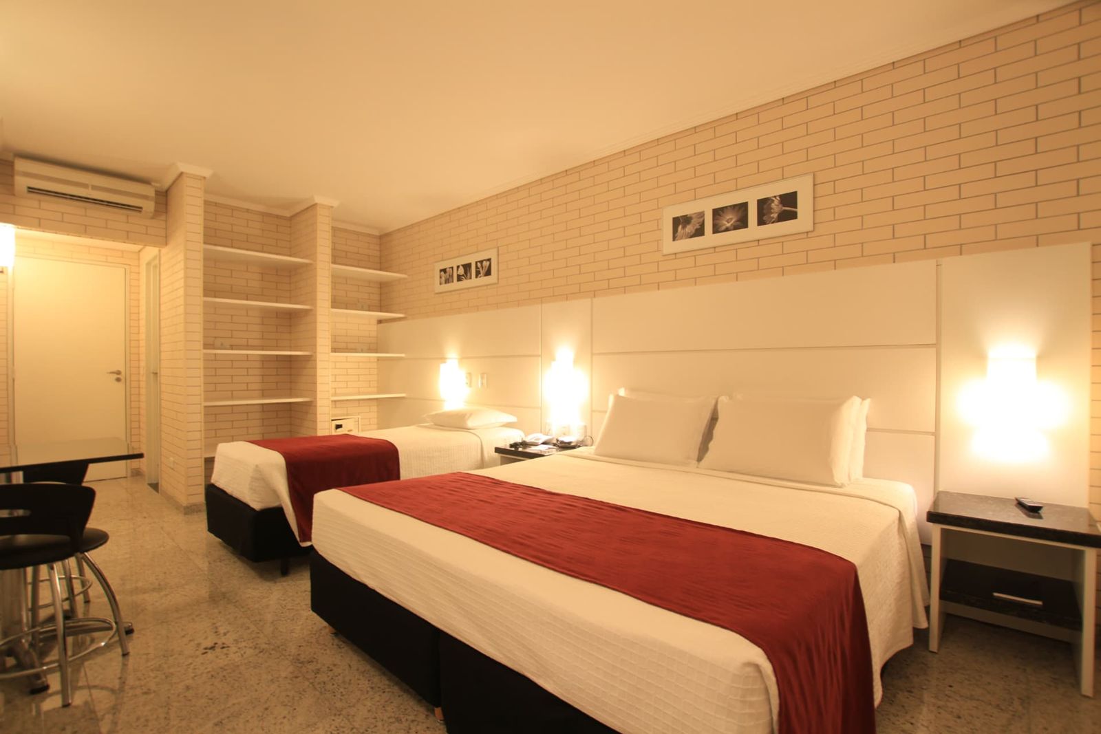 Apartamento Superior Triplo Casal com cama de casal e cama de solteiro, cozinha compacta e iluminação aconchegante — Hotel Confiance Prime Batel
