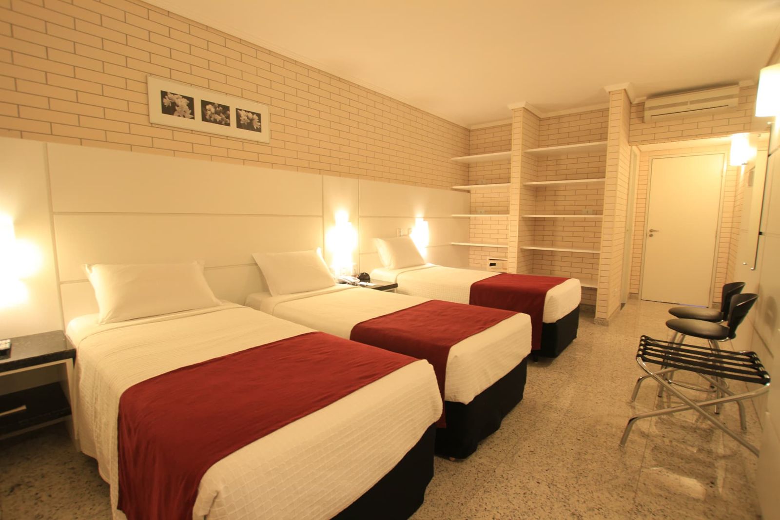 Apartamento Superior Triplo Solteiro com três camas de solteiro, prateleiras e iluminação aconchegante — Hotel Confiance Prime Batel