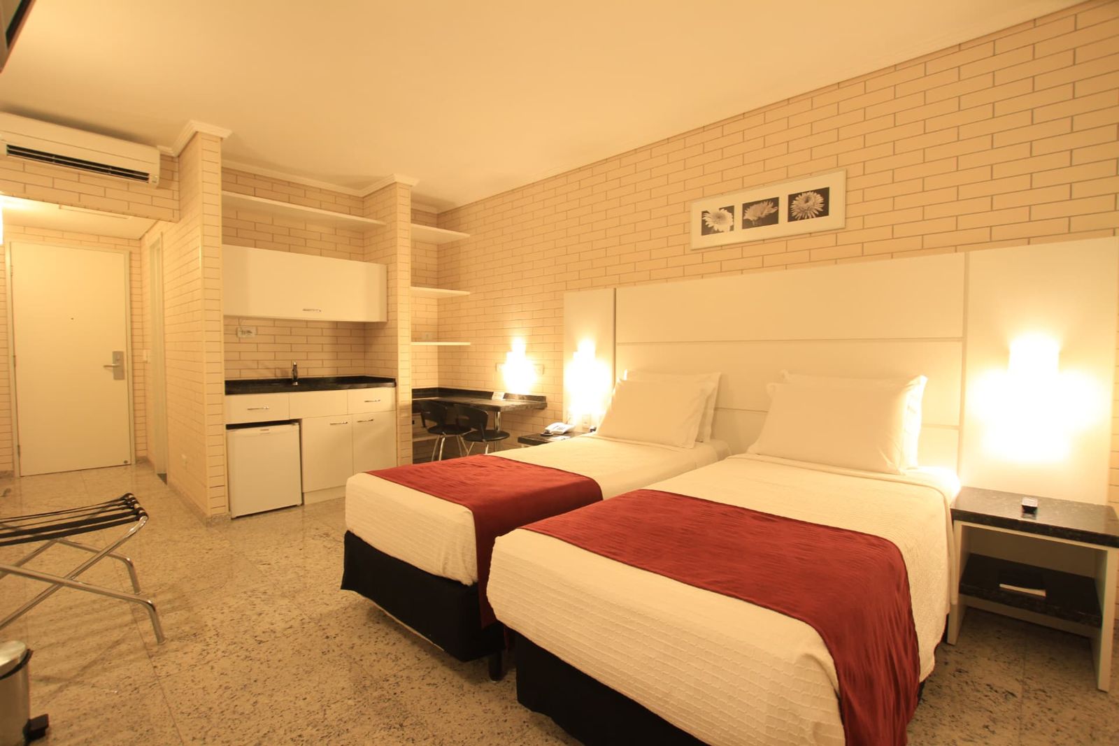 Apartamento Superior Twin com duas camas de solteiro, cozinha compacta com frigobar e bancada de trabalho — Hotel Confiance Prime Batel